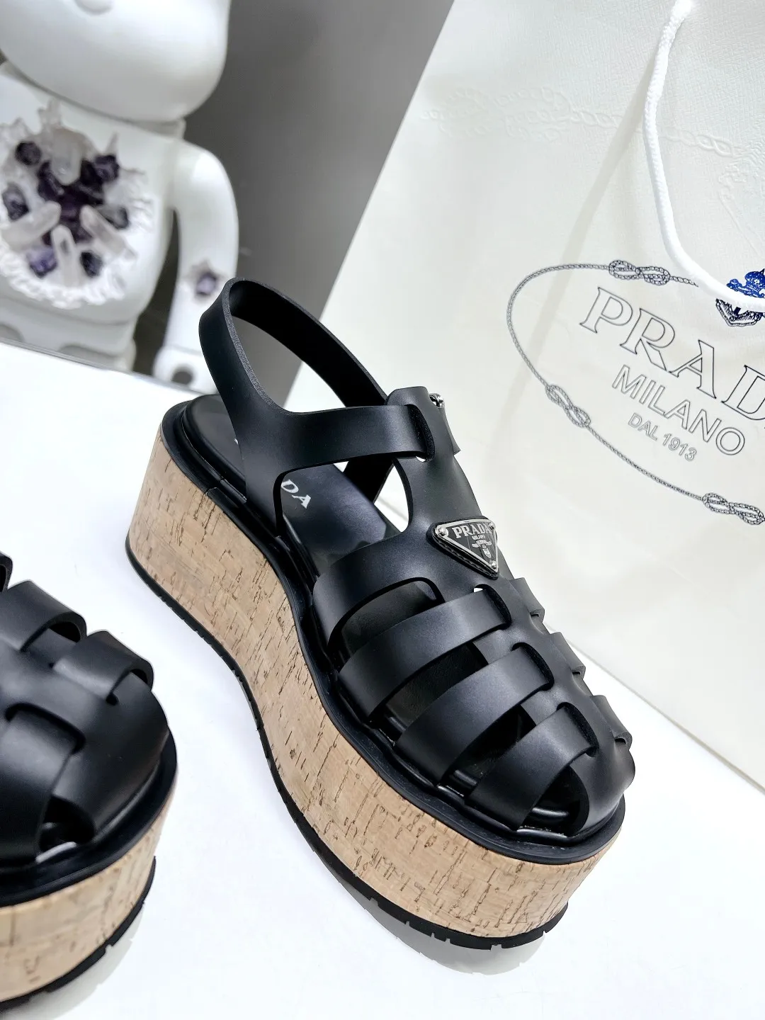 👟👟Ex-factory price 500👟👟 Super popular prada 2023 latest spring and summer zigzag Roman braided thick-soled rubber sandals E64. Retro, fashionable and avant-garde gears with 55mm thick soles and rubber uppers make the whole pair of shoes light and comfortable. Bright colors provide a variety of choices for fashionable people with different styles! The iconic metal triangle logo is paired with the shape of ancient beach sandals. Every design element is fashionable! Code number 35-40